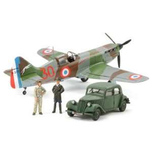   520 French Aces with Staff Car Airplane Model Kit: Toys & Games