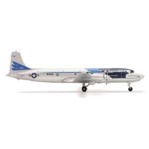  Herpa USAF DC 6/C118 1/500 The Independence: Toys & Games