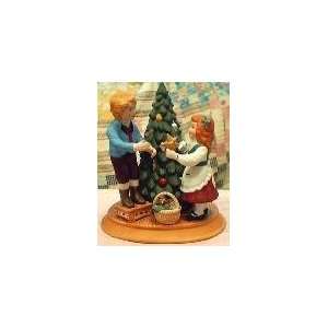  1982 Avon Christmas Figurine: Home & Kitchen