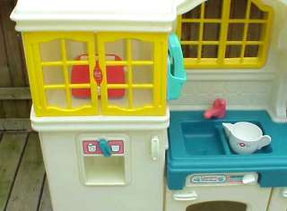 LITTLE TIKES   COUNTRY KITCHEN & PLAY FOOD   EUC  